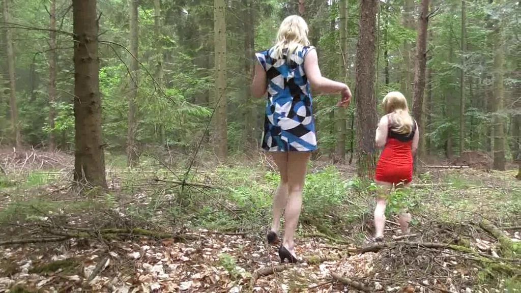 Zwei Studentinnen pissen in den Wald