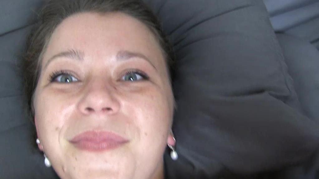 Pussy gewichst mit Schwanz im Mund