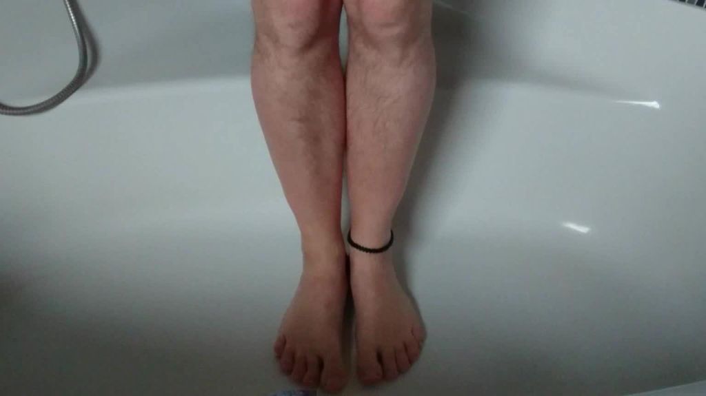 Urin und Sperma auf meine nackten Füße