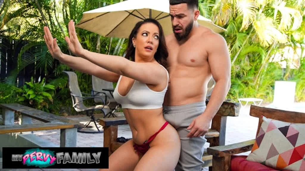 „Is That a Protein Bar in Your Pocket?“ – Carmen Valentina