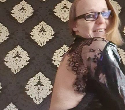 Lackkleid mit Rückenfrei