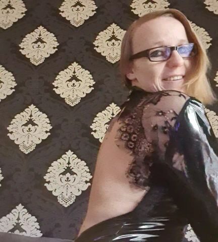 Lackkleid mit Rückenfrei