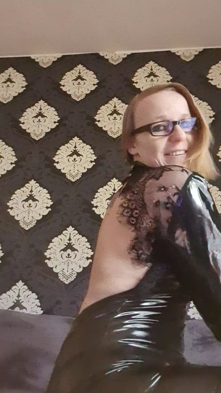 Lackkleid mit Rückenfrei
