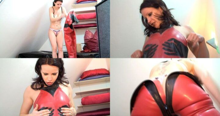 Domina in rotem Latex ***Amateur-Videos Feti fummel geldsklave geldsklave  rücken rot paket latex geldsklave domina BDSM 