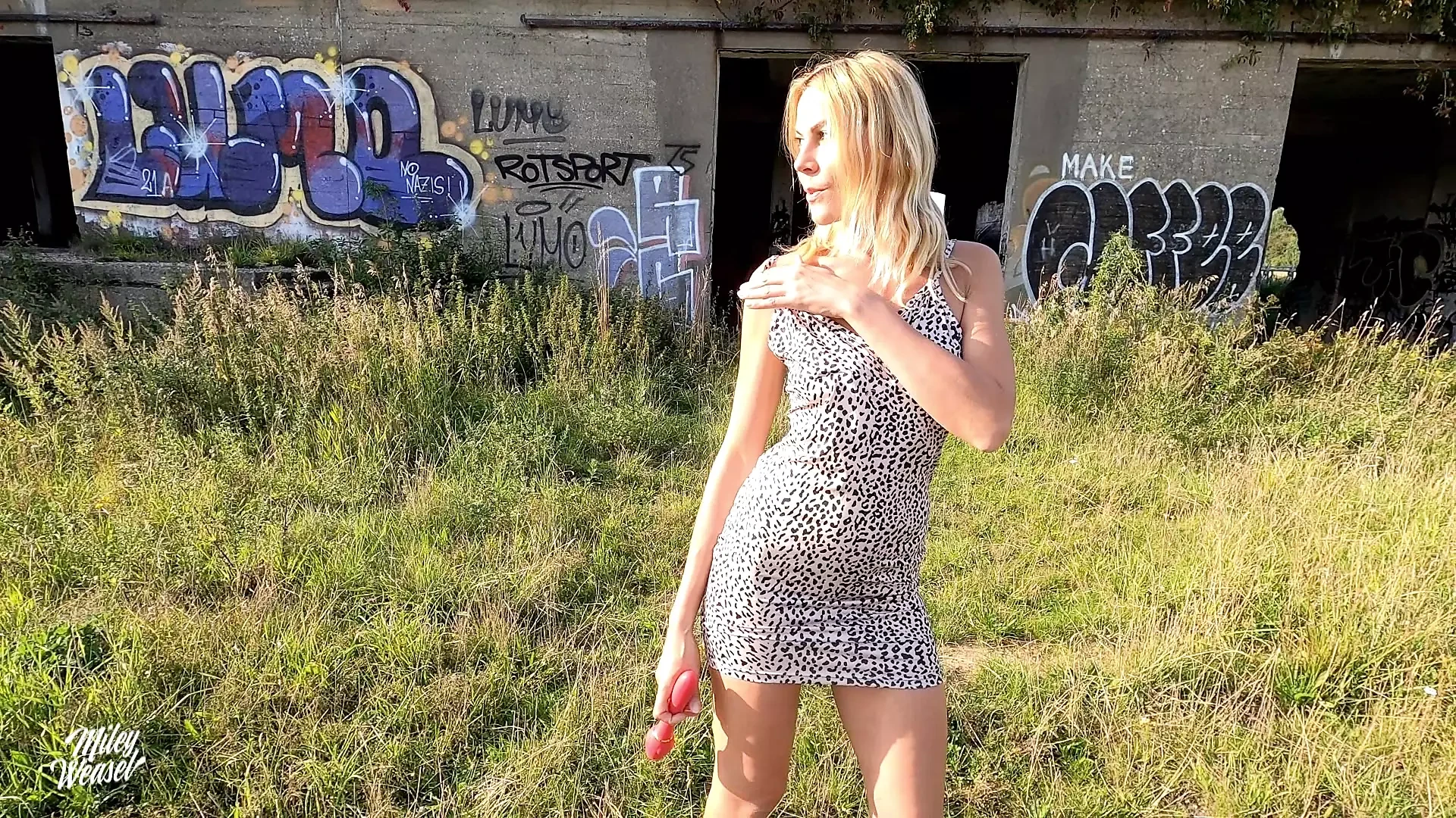 Horny blonde girl fucks her wet pussy !!