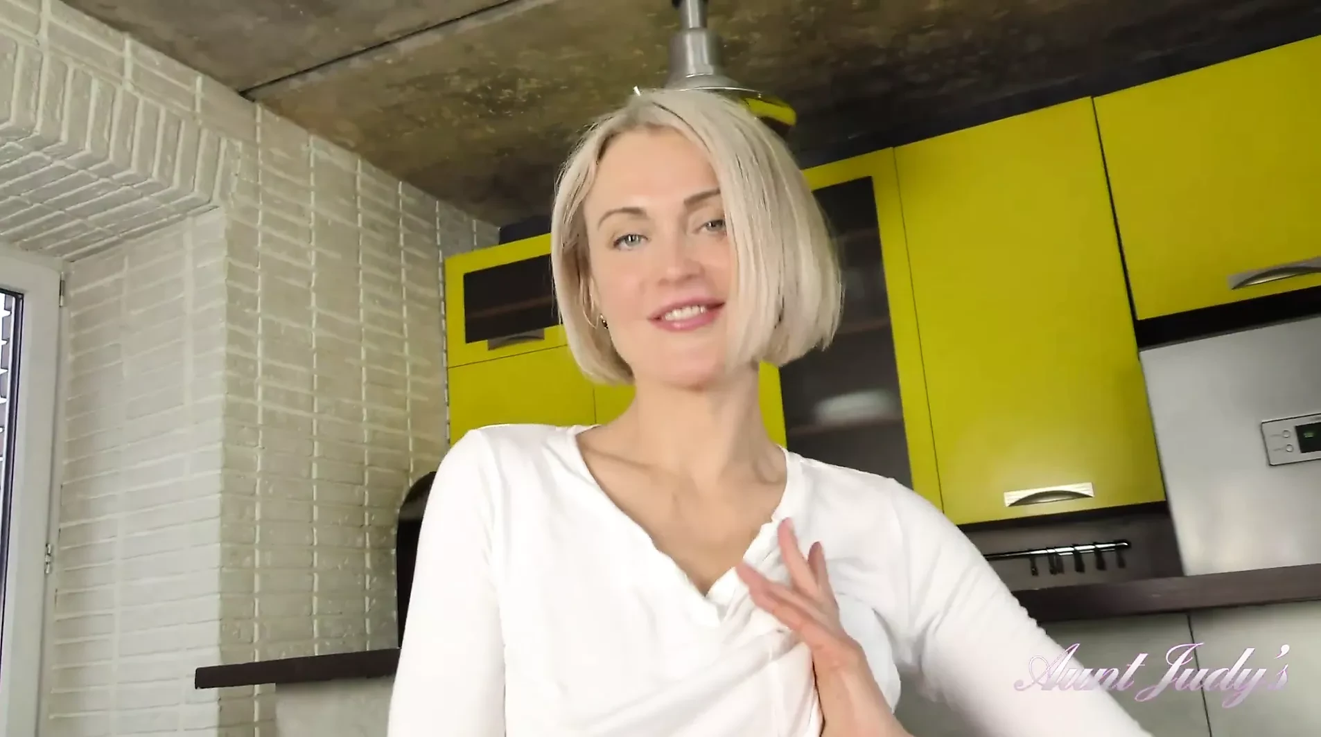 AuntJudys – Gorgeous 40yo Super-MILF Natie gets off in the Kitchen