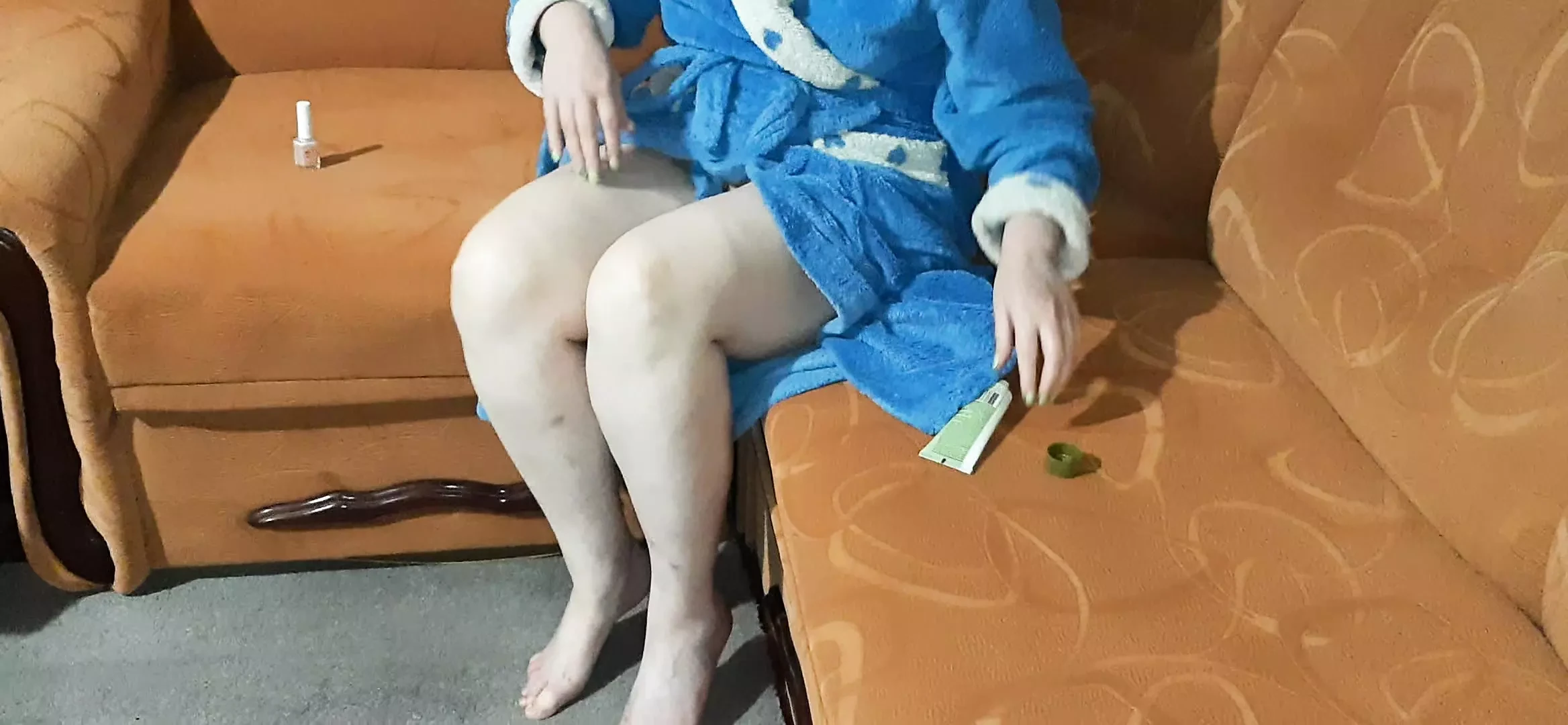Accidental flash of mom’s pussy.