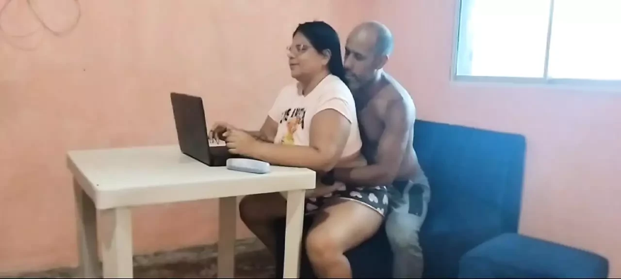 Stepfather seduces his shy stepdaughter until he fucks her pussy until he fills her with semen (I hope she doesn’t get pregnant)