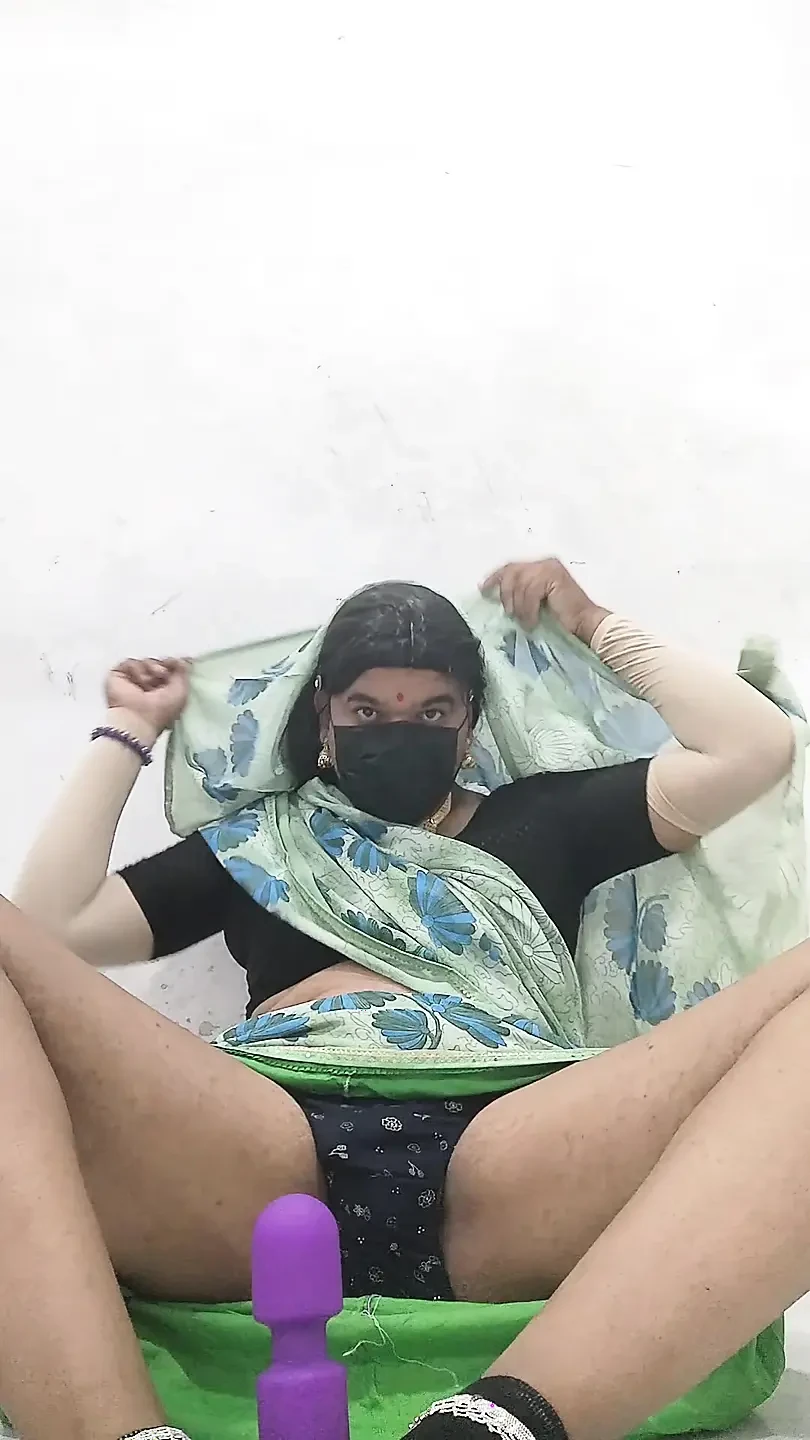 Wearing his wife’s saree, bra belt, he shook his cock and took out semen