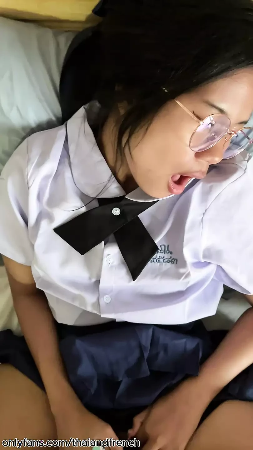 French tourist fuck a 18 years old Thai schoolgirl in uniform