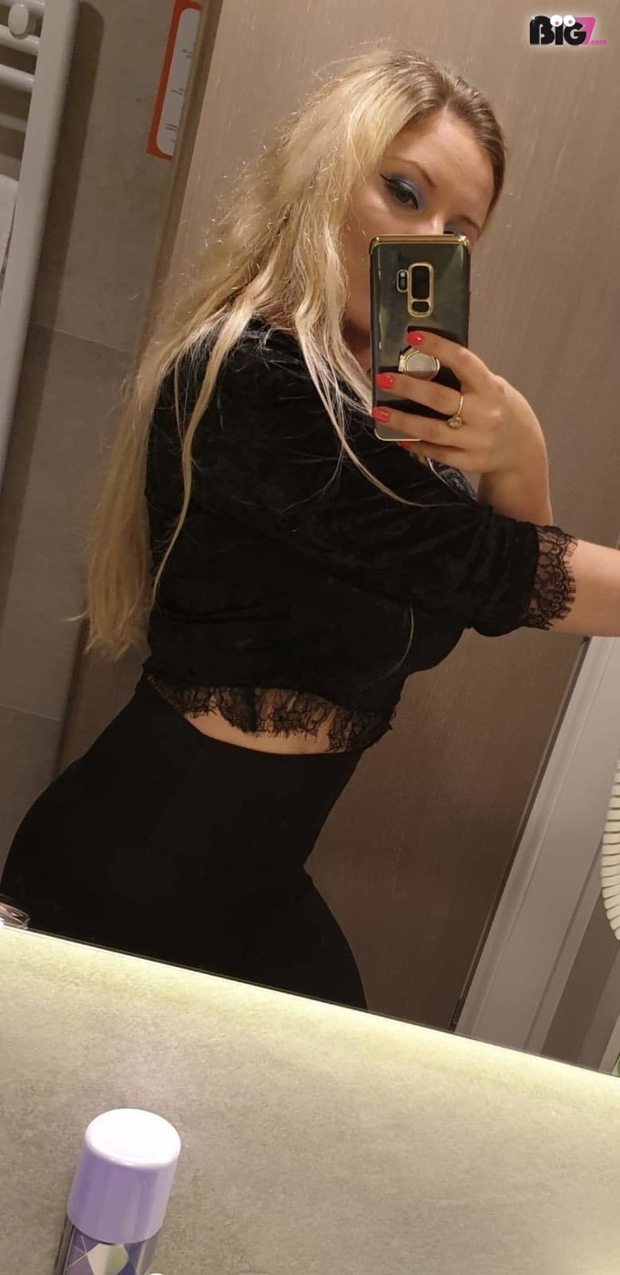 hotblondgirl