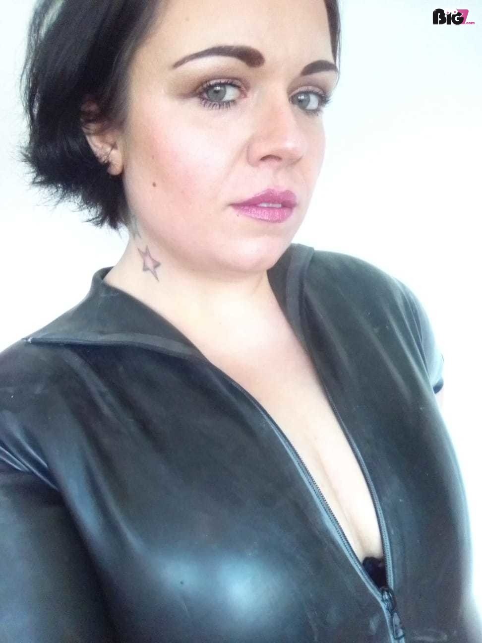 CurvyLilly