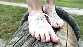 FOOTZEN - Barfuß auf der RIESEN EICHEL - Private Porn - Jetzt ansehen