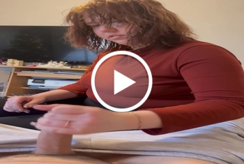 Berlinerin gibt heissen Handjob