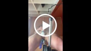 Lola lässt sich im Stehen von der Fickmaschine durchnehmen
