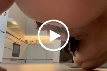 Ich fingere meine Fotze in der Küche bis ich befriedigt bin.