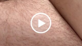 Behaarte pussy mit Vibrator verwöhnen