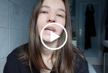 PISS-QUICKY!! Schau, wie die PISSE von meinen großen SCHAMLIPPEN tropft!