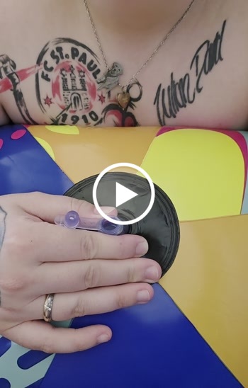 pb xl 71b2cf4d395a75a5ce47a3ed903b2a91 1 - Deflating Beachball naked ..Ich lasse nackt die Luft aus einem großen Wasserball heraus -