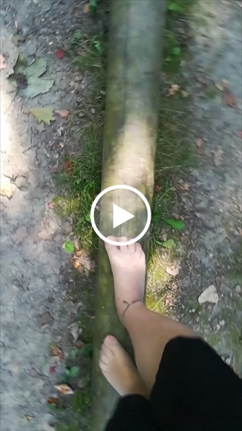 Outdoor Balancieren in Feinstrumpfhose