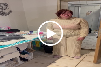 18jaehrige Berlinerin probiert ihr Kleid zu Weihnachten