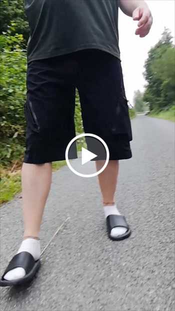 In Latschen und weißen Socken in der Natur