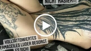 Volltättowiertes luder besorgt es sich!