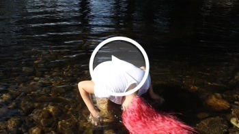 Wasserspiele im Bach mit Wetshirt