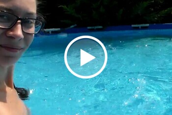 Nackig im Pool abkühlen