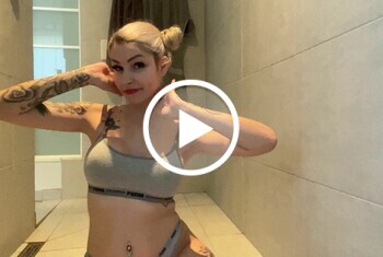 SPRITZ AUF MICH! ÖL UND DIRTY-TALK AM FETISCH-FREITAG