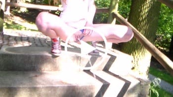 Im Park auf Treppen gepinkelt