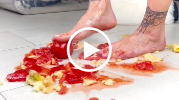 FFF Foot Feet Fetisch – Essen zertreten mit meinen Füßen