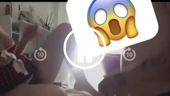 Ich pisse ihn voll wie er unter mir liegt und mich fingert