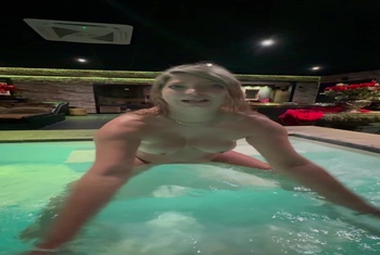 Self Made im Hotelpool