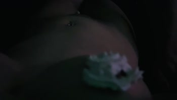 Er leckt mir die Schlagsahne von meinen Titten aus meiner Fotze heraus leckt mich richtig geil Inten