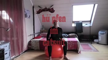 huepfen im glanzcatsuit