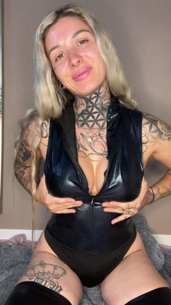 Wichs deinen Schwanz für mich, während deine Alte neben dir schläft