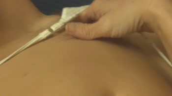 Gloria allein zu Haus, selbst ist die Frau…