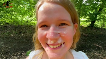 Facial und riskanter Spermawalk im Wald