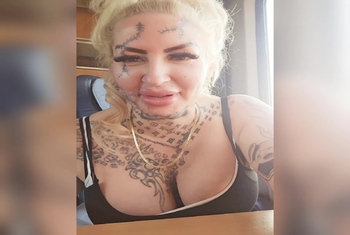 Im Zug während fremder geeschlafen hat Blank gezogen und Arsch rausgestreckt