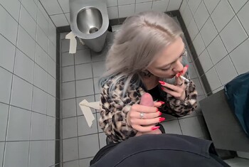 Pervers oder Assi? Teenyschlampe lutscht für Kippen