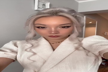 Ich ziehe mich langsam für dich aus…