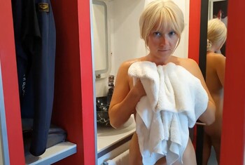 Kaum ist der Sohn weg, besamt mich gleich Stief Papi. Doppel-Besamung meiner Teenpussy! Beide spritz