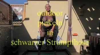 outdoor pinkeln in schwarzer Strumpfhose