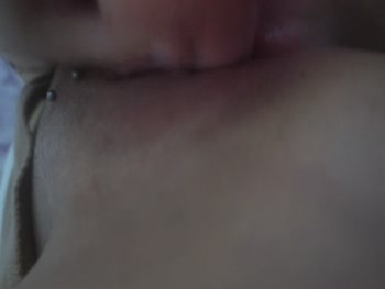 Ich ficke richtig geil auf der Couch meine feuchte Enge Fotze mit einem Kondom drauf  und stecke mei