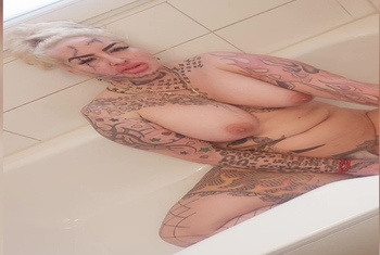 echter orgasmus in der dusche mit der duschbrause. wixx  mit mir zusammen jetzt!!!