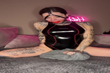 Pillowriding im Latexbadeanzug und Ballgag