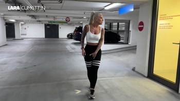 Mitten im Parkhaus – Mega dringende PUBLIC PISS Überflutung