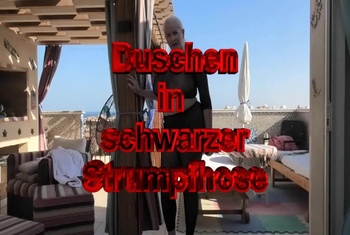 Duschen in schwarzer Dtrumpfhose