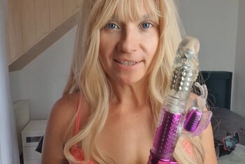 ZWANGSENTSAMUNG! DIESES MAL BEKOMMT ER DEN RIESENDILDO IN DEN ARSCH GESCHOBEN BIS ER SPRITZT! LATEX-